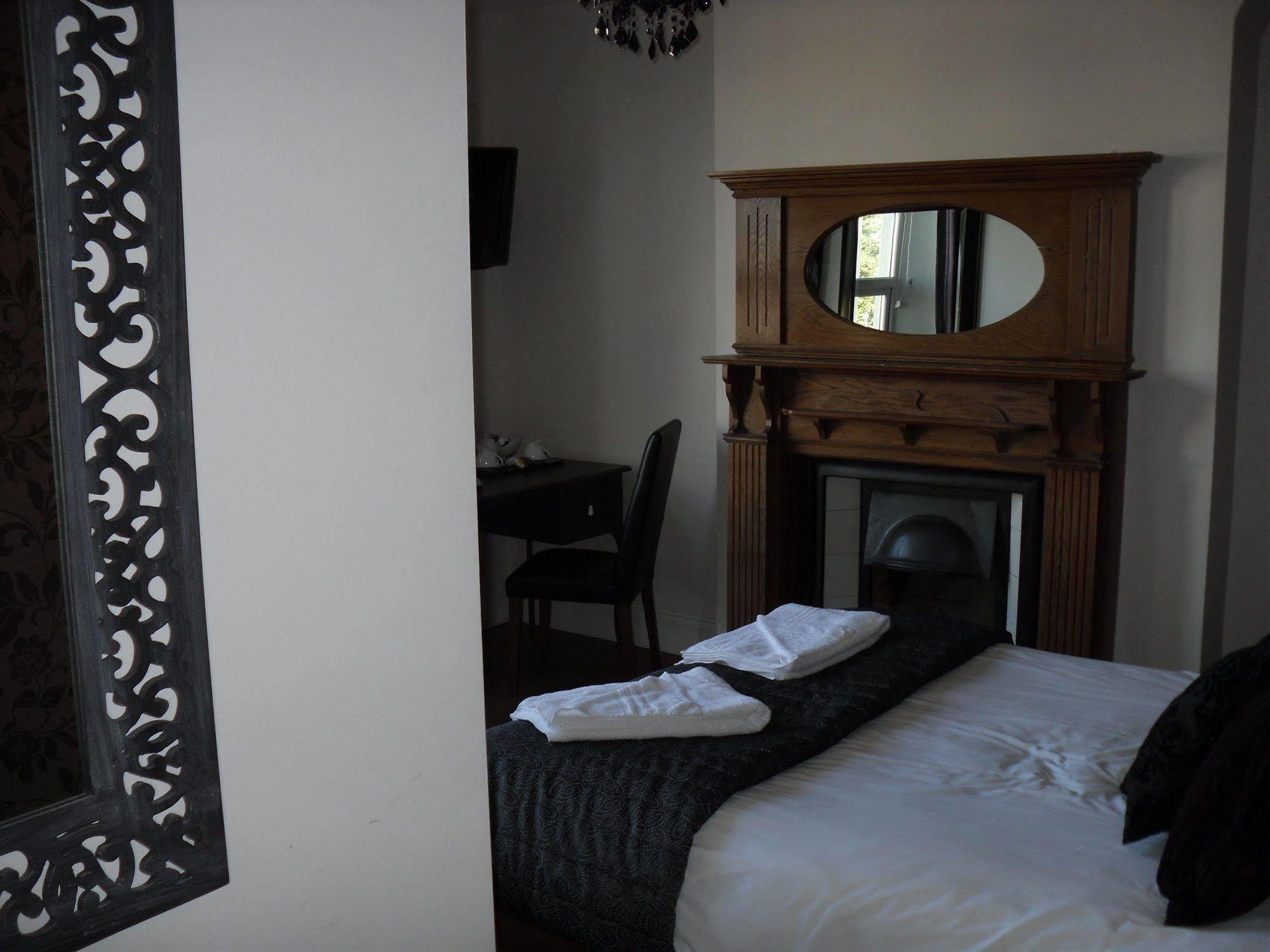 Number One Hundred Bed And Breakfast Cardiff Eksteriør billede