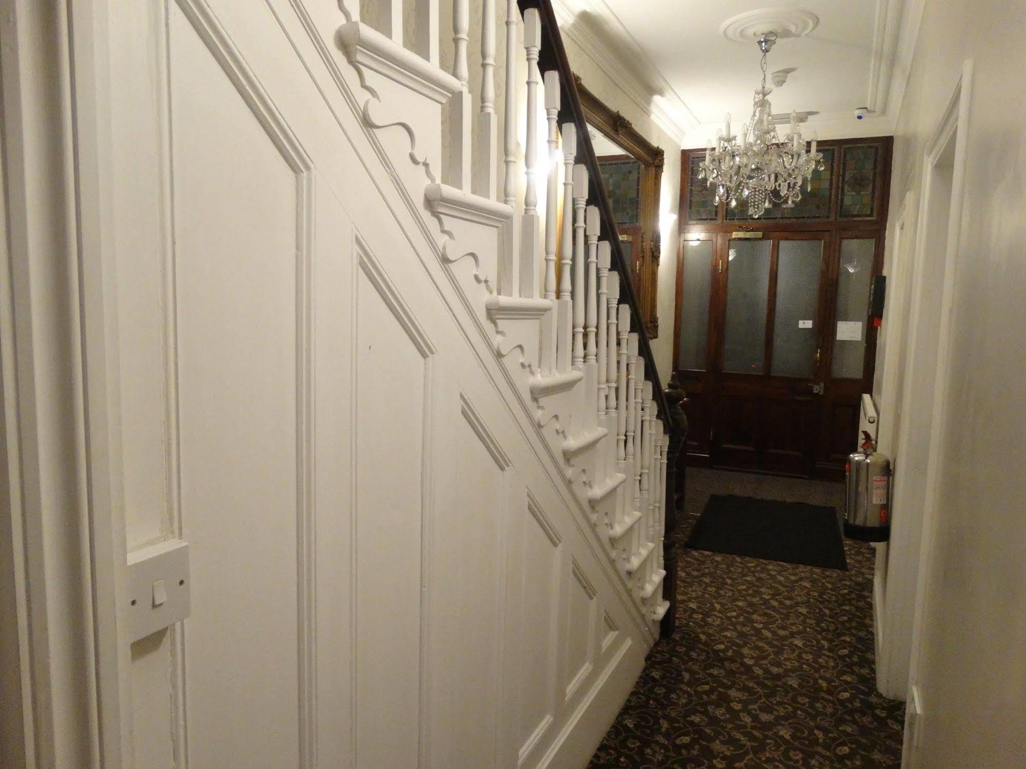 Number One Hundred Bed And Breakfast Cardiff Eksteriør billede